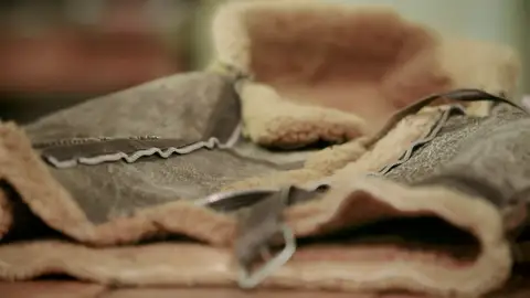 Arreglan una chaqueta de cuero que fue utilizada en la Segunda Guerra Mundial Arreglan una chaqueta de cuero que fue utilizada en la Segunda Guerra Mundial