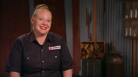 Leslie Scott gana a un gran icono de la parrilla Leslie Scott gana a un gran icono de la parrilla
