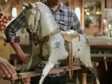 Un caballo balancín, un juguete querido por toda la familia es restaurado para las próximas generaciones Un caballo balancín, un juguete querido por toda la familia es restaurado para las próximas generaciones