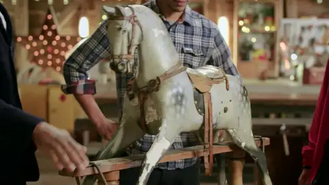 Un caballo balancín, un juguete querido por toda la familia es restaurado para las próximas generaciones Un caballo balancín, un juguete querido por toda la familia es restaurado para las próximas generaciones