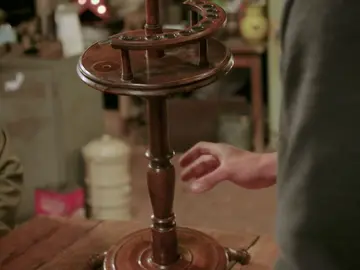 Un velador para fumadores llega a las manos de los restauradores Un velador para fumadores llega a las manos de los restauradores