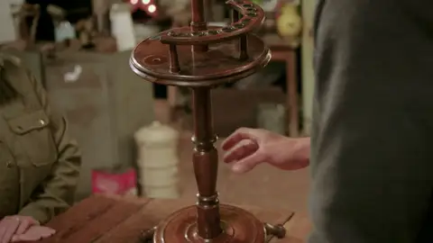 Un velador para fumadores llega a las manos de los restauradores Un velador para fumadores llega a las manos de los restauradores