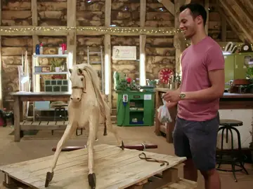 Un caballo de juguete necesita una verdadera reparación que solo los profesionales de la tienda de las restauraciones podrá con ello Un caballo de juguete necesita una verdadera reparación que solo los profesionales de la tienda de las restauraciones podrá con ello