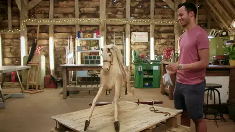 Un caballo de juguete necesita una verdadera reparación que solo los profesionales de la tienda de las restauraciones podrá con ello Un caballo de juguete necesita una verdadera reparación que solo los profesionales de la tienda de las restauraciones podrá con ello