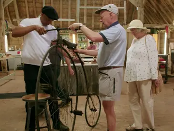 Un vehículo muy particular necesita una reparación Un vehículo muy particular necesita una reparación