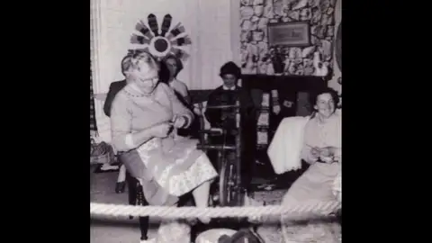 La primera vez que arreglan una rueca La primera vez que arreglan una rueca