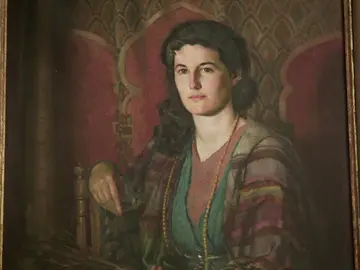 Restauran un retrato que heredo tras la muerte de su madre y que presenta muchos daños Restauran un retrato que heredo tras la muerte de su madre y que presenta muchos daños