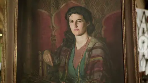 Restauran un retrato que heredo tras la muerte de su madre y que presenta muchos daños Restauran un retrato que heredo tras la muerte de su madre y que presenta muchos daños