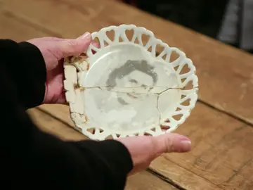 Un plato de porcelana completamente roto llega a las manos de la restauradora para devolverlo a su estado original Un plato de porcelana completamente roto llega a las manos de la restauradora para devolverlo a su estado original