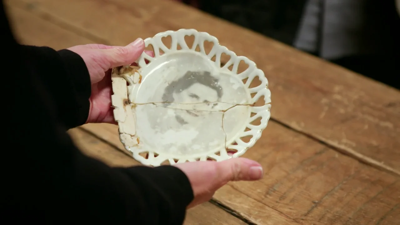 Un plato de porcelana completamente roto llega a las manos de la restauradora para devolverlo a su estado original Un plato de porcelana completamente roto llega a las manos de la restauradora para devolverlo a su estado original
