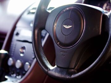 La complicada puja de Owen por este Aston Martin del 2005, ¿llegarán a un acuerdo?