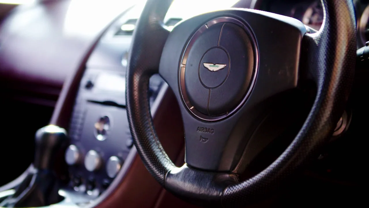 La complicada puja de Owen por este Aston Martin del 2005, &iquest;llegar&aacute;n a un acuerdo?