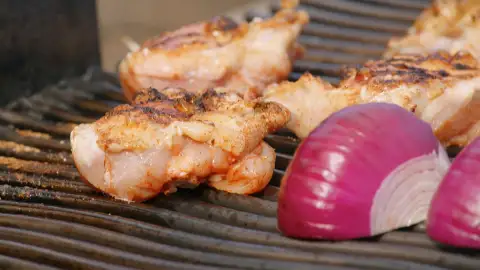 Pollo crudo Maestros de la parrilla