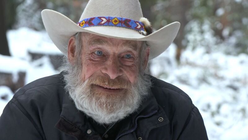 Tom y su mujer llevan 40 años cazando coyotes en las montañas de Montana
