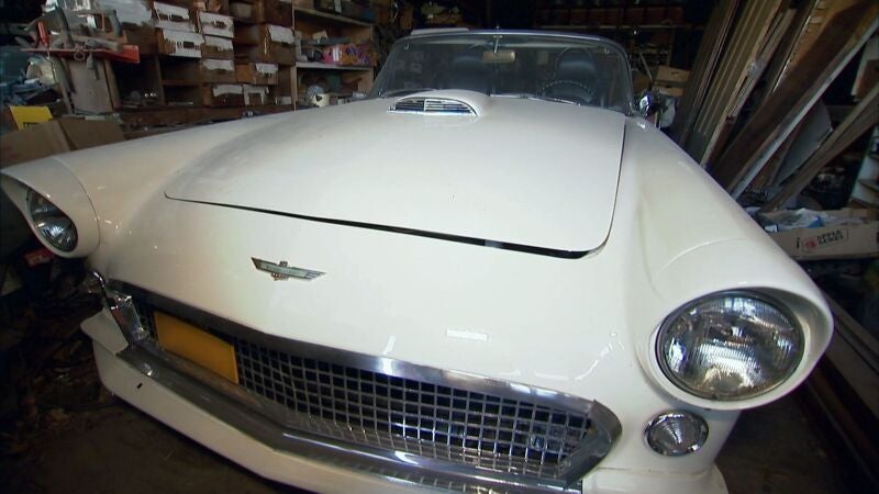 Un Ford Thunderbird del año 1957 almacenado en un viejo cobertizo capta la atención de los 'Cazatesoros'