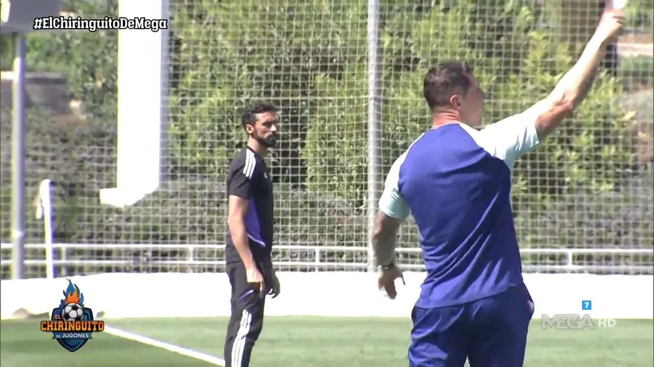 Arbeloa le mete una 'manita' a Torres Arbeloa le mete una 'manita' a Torres