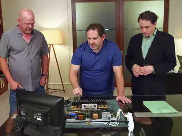 Rick revisa un ordenador Apple-1