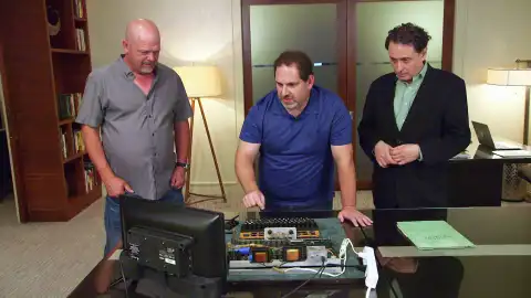 Rick revisa un ordenador Apple-1 mega