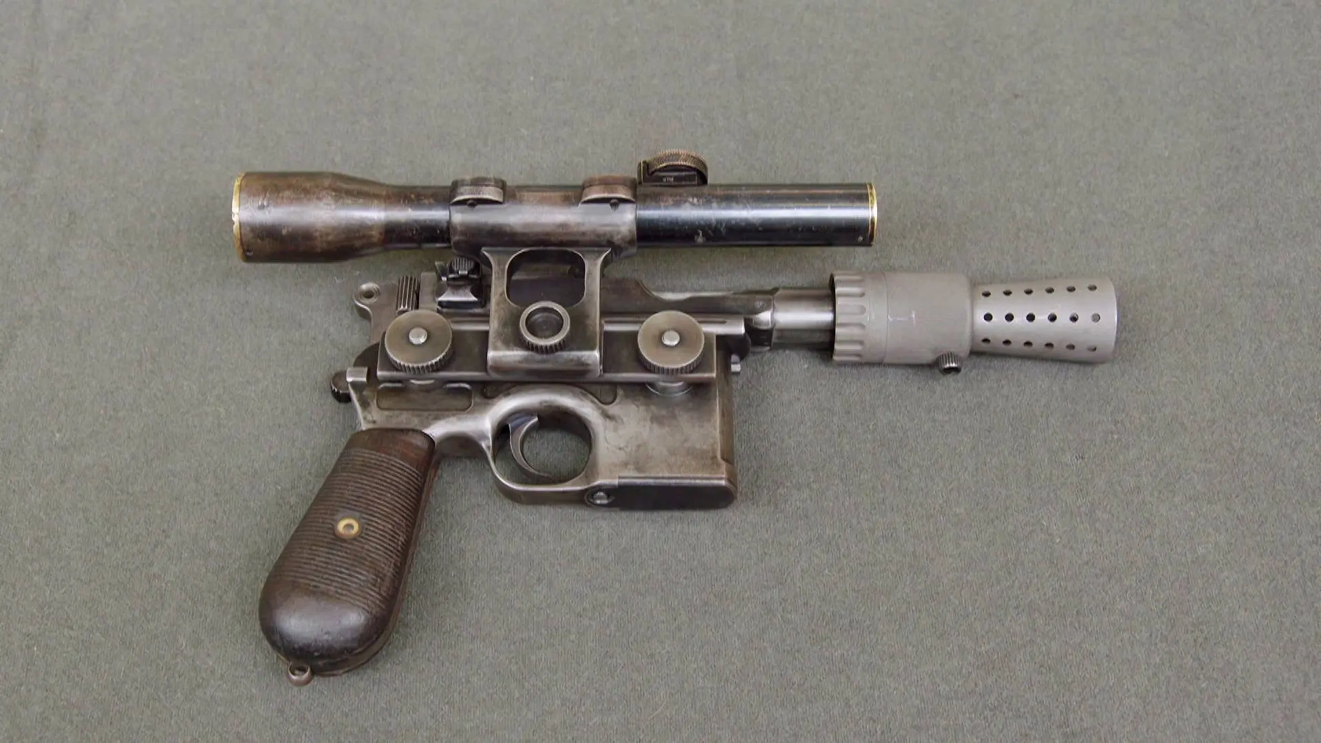 Rick está emocionado con la pistola original que usó Harrison Ford en 'Star Wars' Mega
