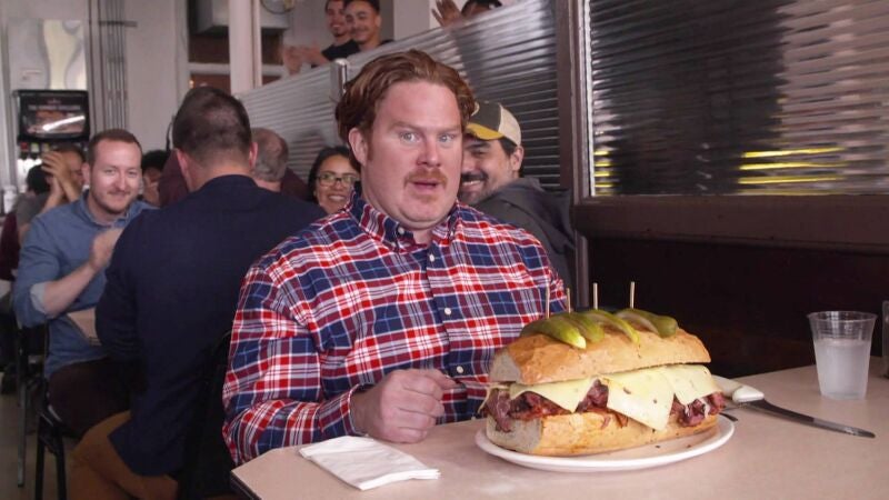 El desafío descomunal de Casey: comerse un bocadillo enorme de dos kilos