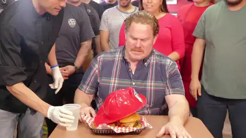 Casey se somete al reto de la hamburguesa 'alarma de incendios' Casey se somete al reto de la hamburguesa 'alarma de incendios'