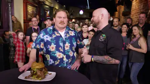 Comerse una hamburguesa de 1 kilo 300 gramos con la salsa más picante del mundo no debe ser nada fácil Comerse una hamburguesa de 1 kilo 300 gramos con la salsa más picante del mundo no debe ser nada fácil