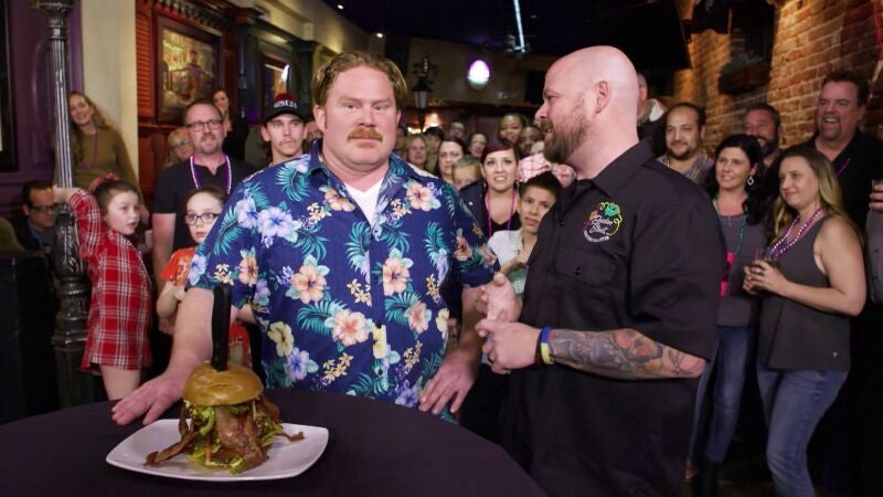 Comerse una hamburguesa de 1 kilo 300 gramos con la salsa más picante del mundo no debe ser nada fácil