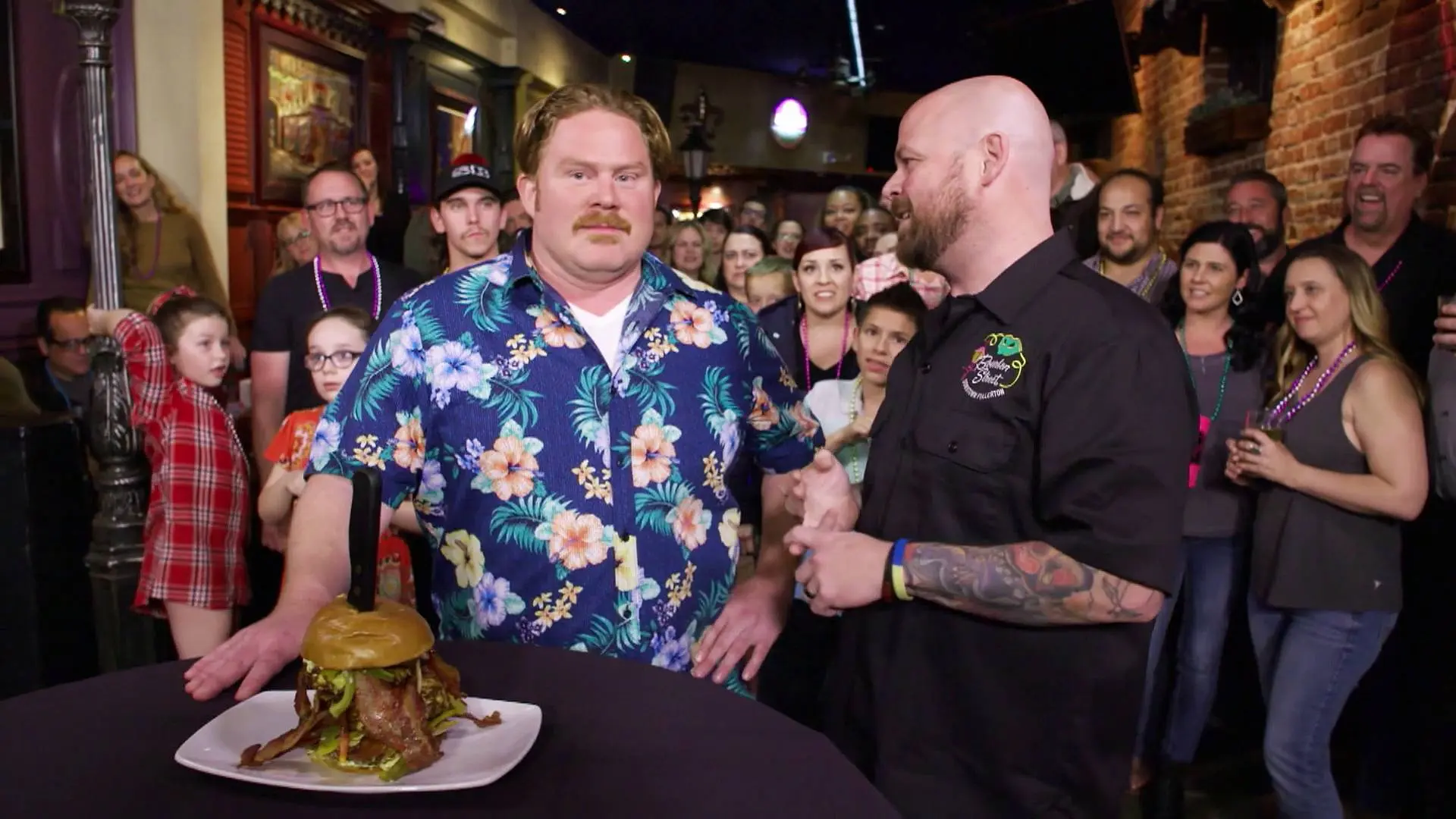 Comerse una hamburguesa de 1 kilo 300 gramos con la salsa más picante del mundo no debe ser nada fácil Comerse una hamburguesa de 1 kilo 300 gramos con la salsa más picante del mundo no debe ser nada fácil