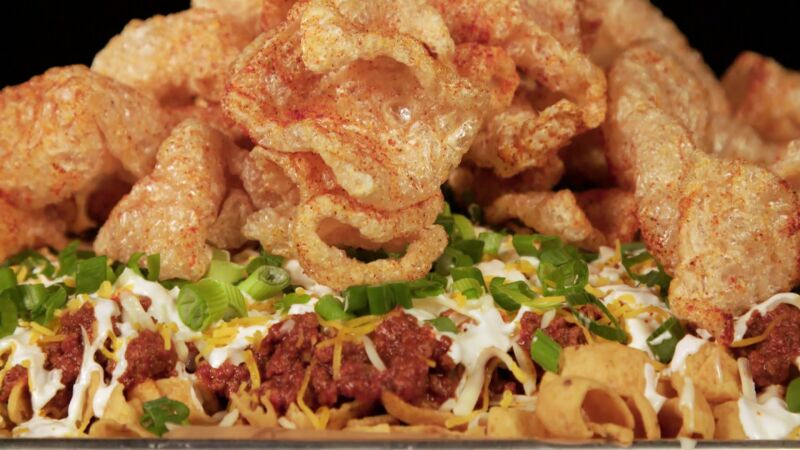 El desafío colosal de Webb: comerse un pastel de fritos de tres kilos 