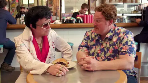 Webb se enfrenta al bocadillo favorito de Elvis Presley Webb se enfrenta al bocadillo favorito de Elvis Presley