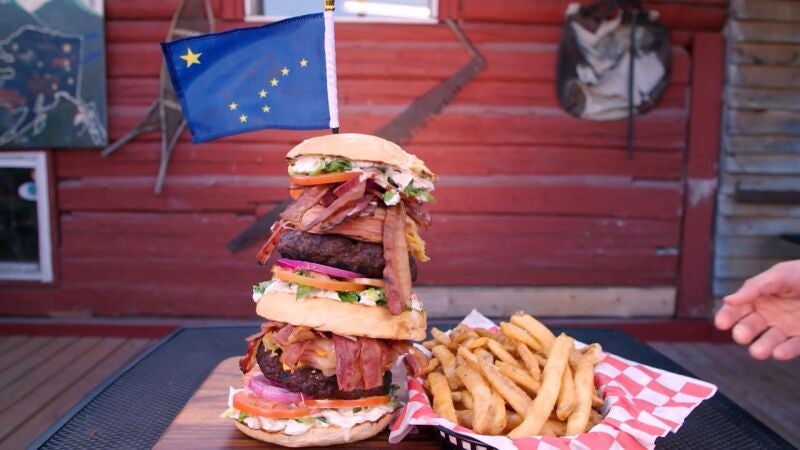 Esta es una doble hamburguesa de caribú tan grande que sólo se la han terminado 15 personas