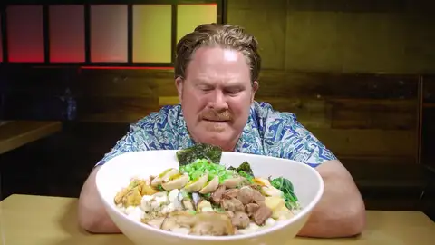 Casey y un enorme plato de ramen Crónicas carnívoras