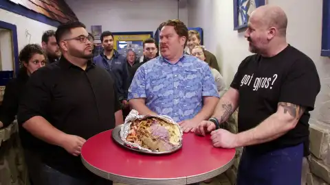 El reto Monte Olimpo, un gyro griego de 4 kilos que alimentaría a una familia completa El reto Monte Olimpo, un gyro griego de 4 kilos que alimentaría a una familia completa