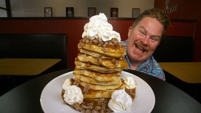 La locura del kilo y medio de tortitas que Casey debe devorar en 30 minutos
