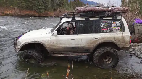 50 kilómetros a través de ríos y terrenos escarpados para entregar 300 kilos de carne de alce a unos indígenas 50 kilómetros a través de ríos y terrenos escarpados para entregar 300 kilos de carne de alce a unos indígenas