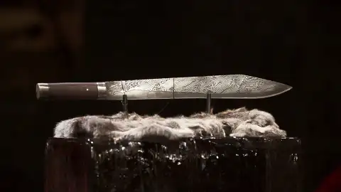 Los armeros se enfrentan al desafío de forjar un Seax vikingo Los armeros se enfrentan al desafío de forjar un Seax vikingo