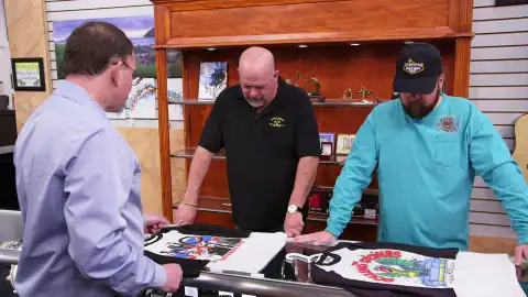 Rick, interesado por dos camisetas retro de los grupos de rock The Who y The Rolling Stones Rick, interesado por dos camisetas retro de los grupos de rock The Who y The Rolling Stones