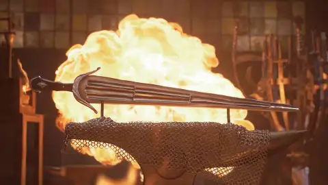 Forjan una cinquedea, una espada que usó la nobleza italiana durante los siglos XV y XVI Forjan una cinquedea, una espada que usó la nobleza italiana durante los siglos XV y XVI