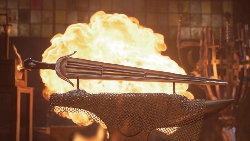 Forjan una cinquedea, una espada que usó la nobleza italiana en los siglos XV y XVI