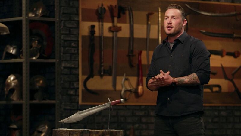 Los armeros se enfrentan a un desafío extremo: reproducir un cuchillo de combate en 6 horas