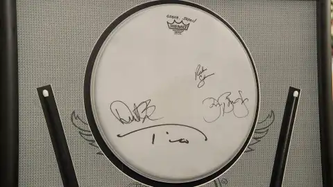 Llega a La casa de empeños un parche de tambor firmado por Bon Jovi por el que piden 12.000 dólares Llega a La casa de empeños un parche de tambor firmado por Bon Jovi por el que piden 12.000 dólares