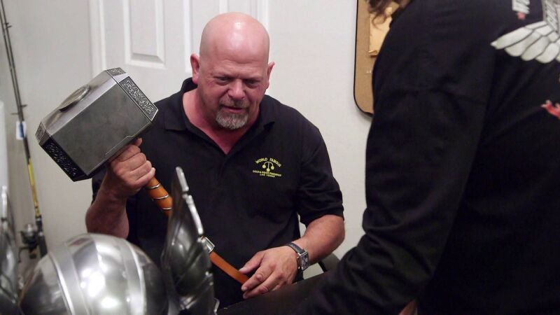 Chumlee ha comprado unas réplicas del martillo de Thor sin consultarlo con un experto