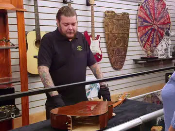 Una guitarra destrozada del rapero Post Malone causará estragos en La casa de empeños