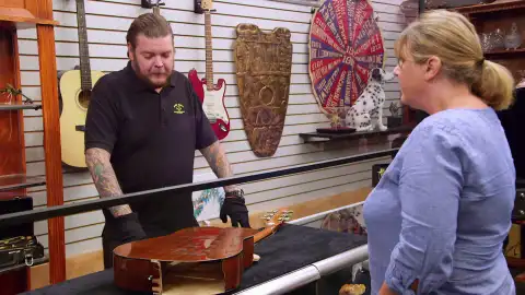 Una guitarra destrozada del rapero Post Malone causará estragos en La casa de empeños Una guitarra destrozada del rapero Post Malone causará estragos en La casa de empeños