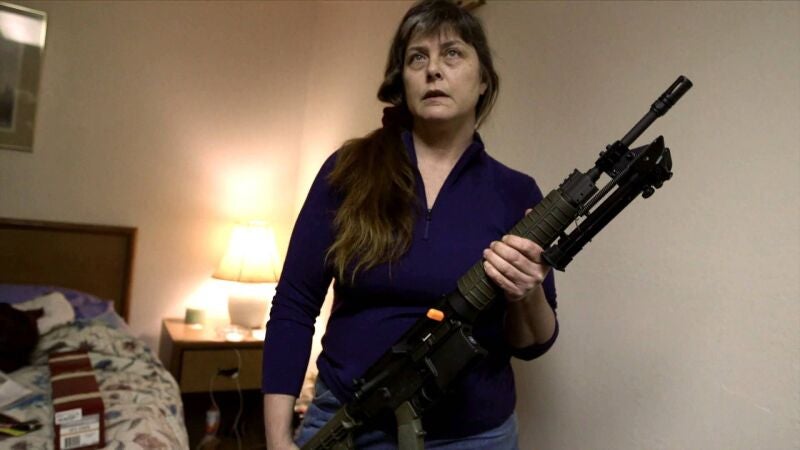 Sue Aikens vive sola a casi 600 kilómetros del vecino más cercano en un campamento inóspito