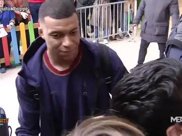 Mbappé le hace la 'cobra' a una pancarta del Real Madrid Mbappé le hace la 'cobra' a una pancarta del Real Madrid