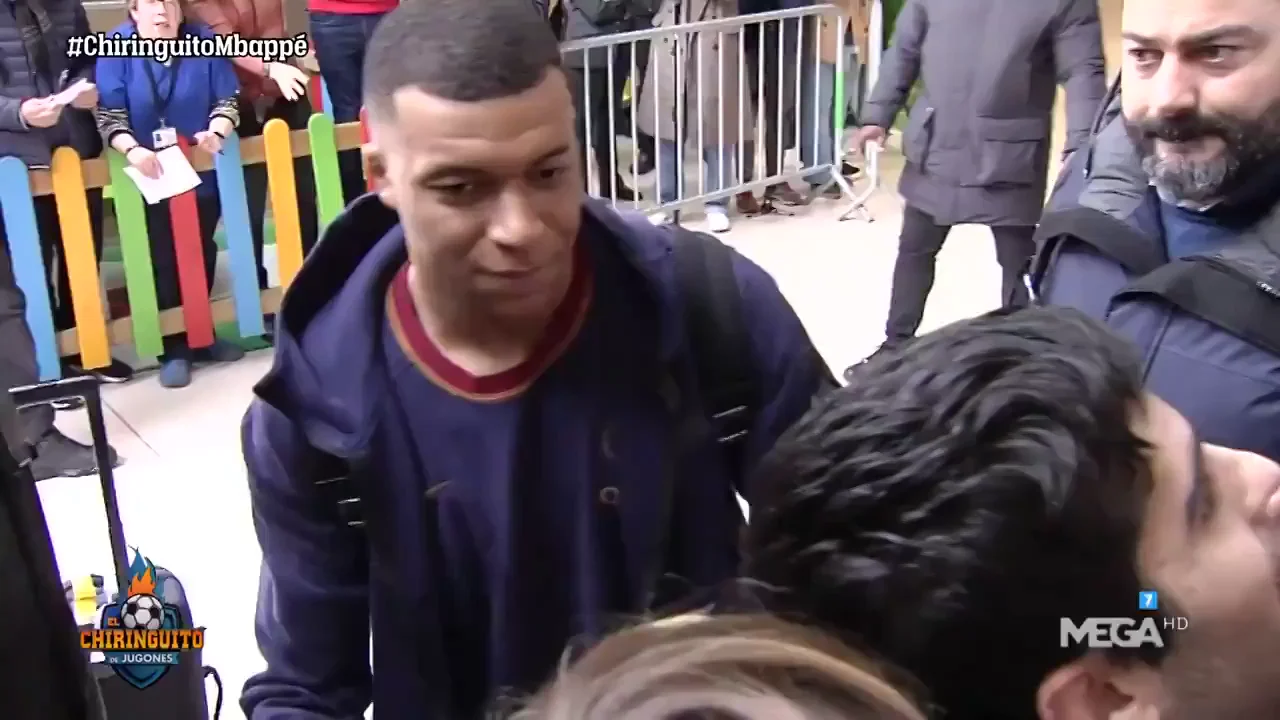 Mbapp&eacute; le hace la 'cobra' a una pancarta del Real Madrid