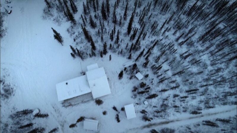 Buscar leña en pleno invierno es una tarea complicada y arriesgada para Erik y Martha