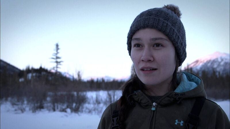 Erik y Martha construyen una ahumador para preparar de otra forma la carne que cazan