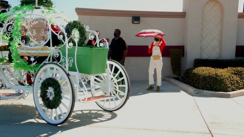 Barry y Kenny llegan a la subasta de trasteros subidos a una carroza tirada por dos caballos blancos